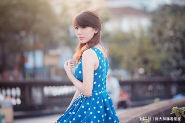 1982年属狗43岁遇桃花劫具体指什么？如何化解感情危机与婚姻困扰？