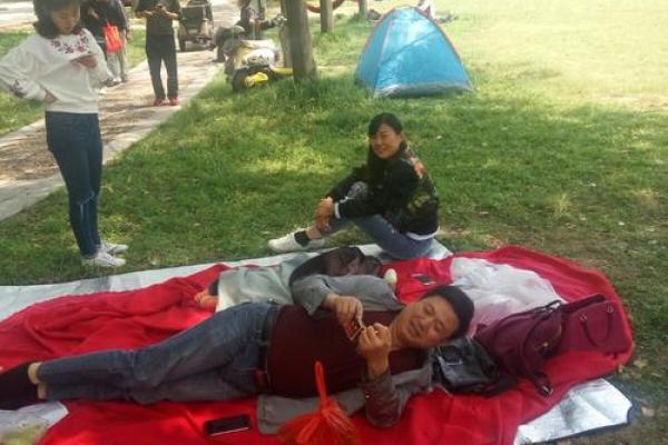 ‌大街小巷打一生肖 → 鼠‌（鼠窜街巷，无孔不入）