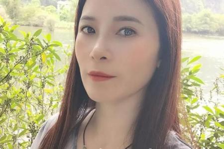 1981年属鸡女性45岁感情运势解析，如何应对桃花劫