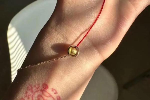 犯太岁戴红绳有什么讲究 犯太岁戴红绳戴哪只手