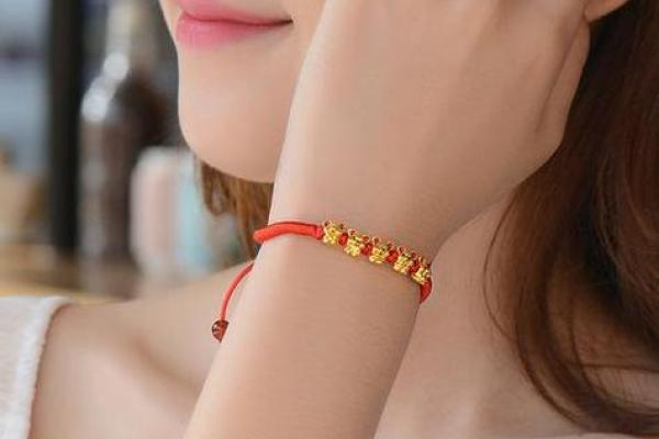 2025年属鼠的女性适合戴哪种手链或项链来辟邪保平安? 2025年属鼠的女性适合戴哪种手链或项链来辟邪保平安?