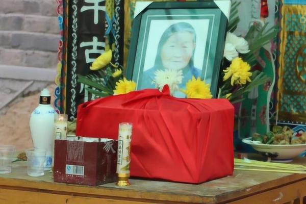 父母遗像挂客厅哪个位置好 父母的遗像挂客厅好吗