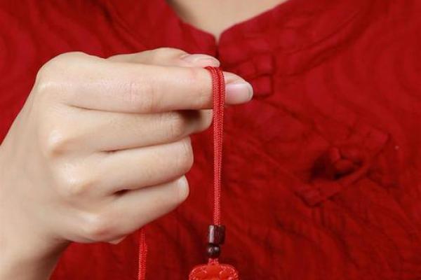 属鸡的女士可以佩戴朱砂吗 属鸡的女士可以佩戴朱砂吗