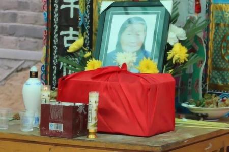 父母遗像挂客厅哪个位置好 父母的遗像挂客厅好吗