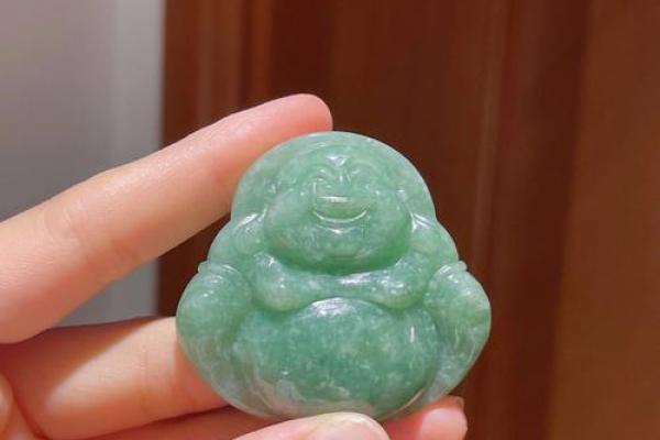 什么属相不能戴翡翠 什么属相不能戴翡翠大肚佛吊坠