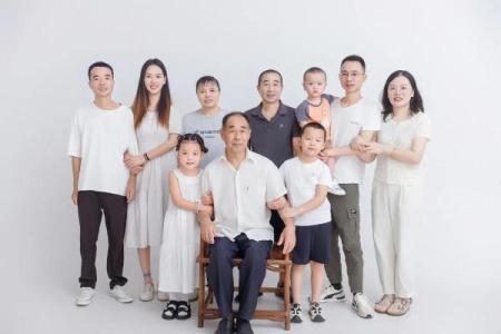 全家福应该挂在家里的什么位置好 全家福应该挂在家里的哪个位置