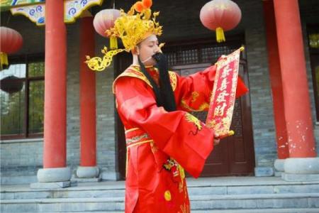 服装店财神爷摆放位置 服装店里财神爷挂哪个位置招财