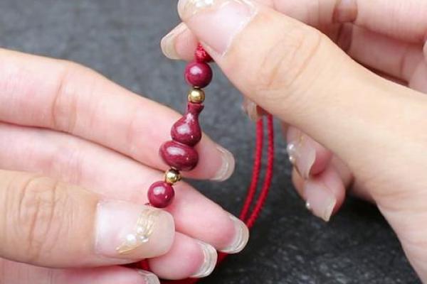 女人戴朱砂脚链好吗 女人戴朱砂的讲究