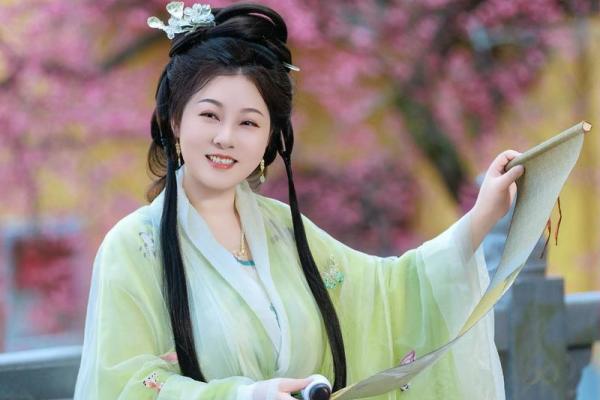 ‌梅花美女打一正确生肖‌：蛇（白蛇传梅花精幻化人形）