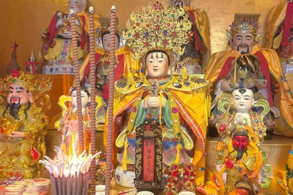财神观音泰山奶奶摆放 财神观音泰山奶奶摆放图片