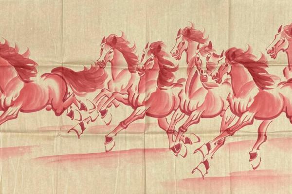 八骏图挂在家里客厅哪个位置好 八骏图挂在家里客厅哪个位置好阴历四月合适挂吗