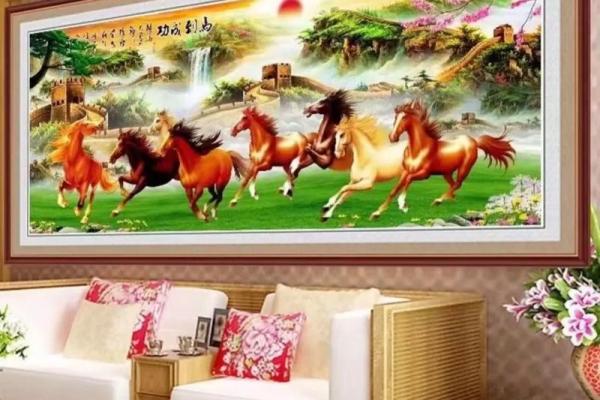 八骏图挂在家里客厅哪个位置好 八骏图挂在家里客厅哪个位置好阴历四月合适挂吗