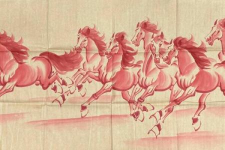 八骏图挂在家里客厅哪个位置好 八骏图挂在家里客厅哪个位置好阴历四月合适挂吗