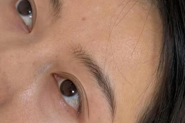眉毛中间连起来有什么说法 眉毛中间长毛怎么办