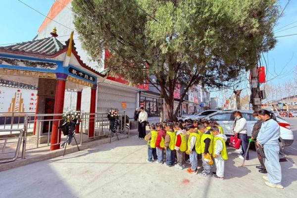 ‌铁树银花送英雄 → 马（马革裹尸，铁花祭英）‌