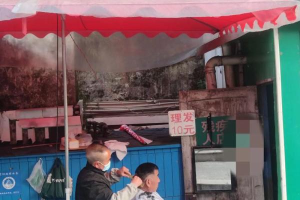 老剃头师傅和我给小沙剃头有什么不同 老剃头师傅在给小沙理发时,小沙的感受是什么