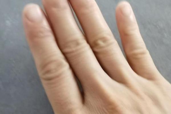 女人食指和无名指一样长是什么命 女人无名指和食指一样长的命运