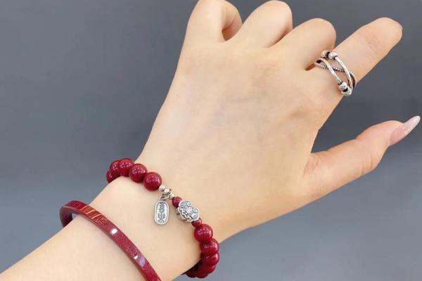 女人适合带朱砂吗 女人适合带朱砂吗图片