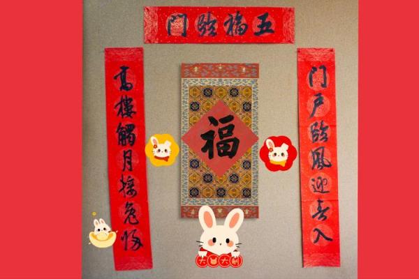 面对大门上联在哪边(面对大门哪边是上联哪边是下联)