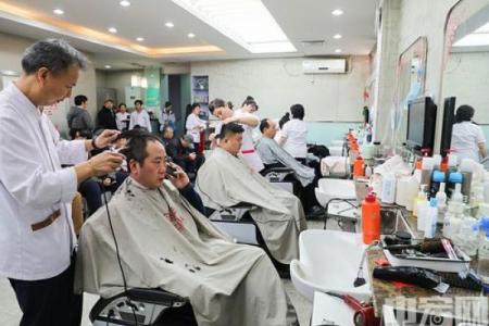 剃头师傅和我给小沙剃头的区别 老剃头师傅和我给小沙剃头的过程