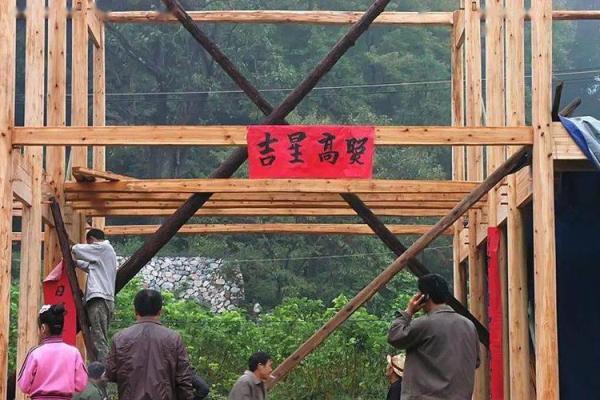 家里准备盖房上梁，如何根据生辰八字挑选最吉利的上梁日期？